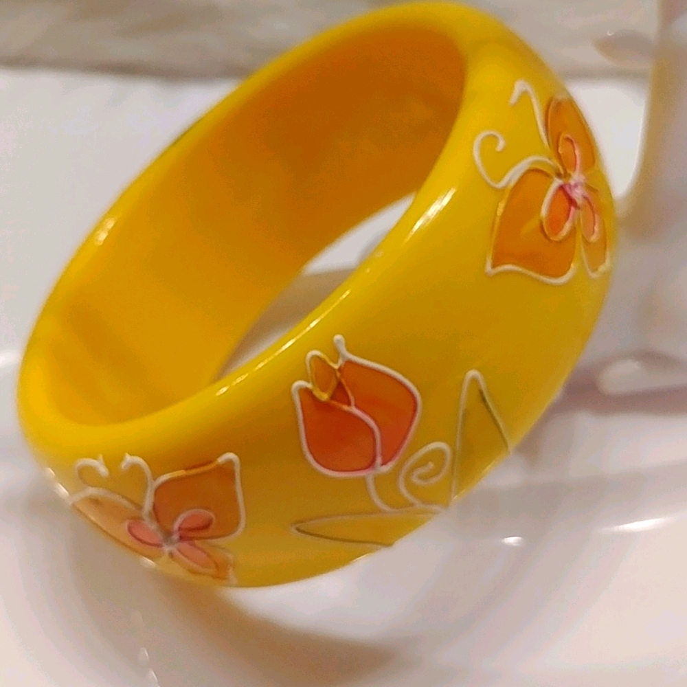 Beautiful Artsy Flower Design Bangle Bracelet